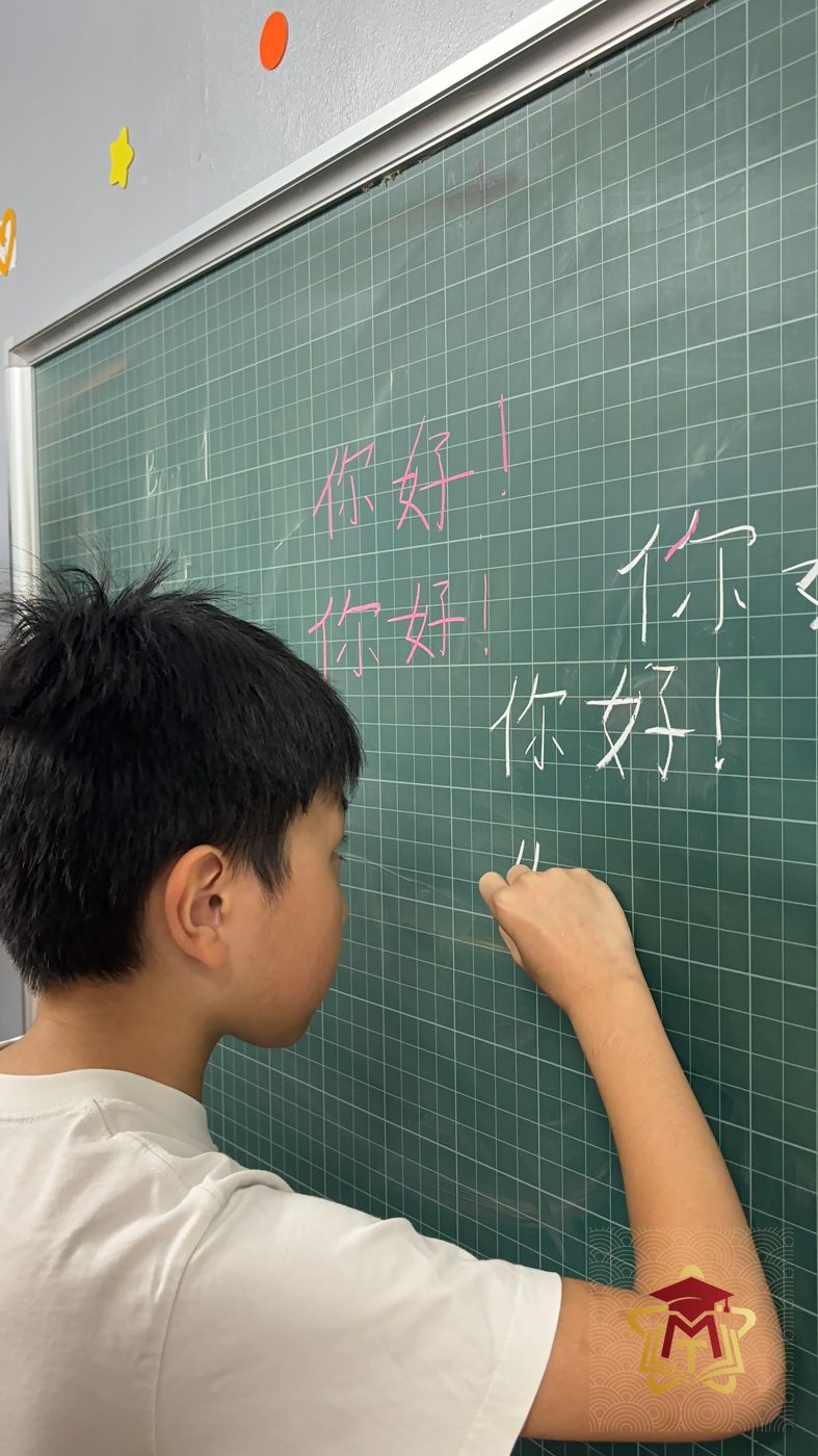Luyện Viết Chữ Hán Đúng Từ Nét Đầu Tiên Tại Minh Trí
